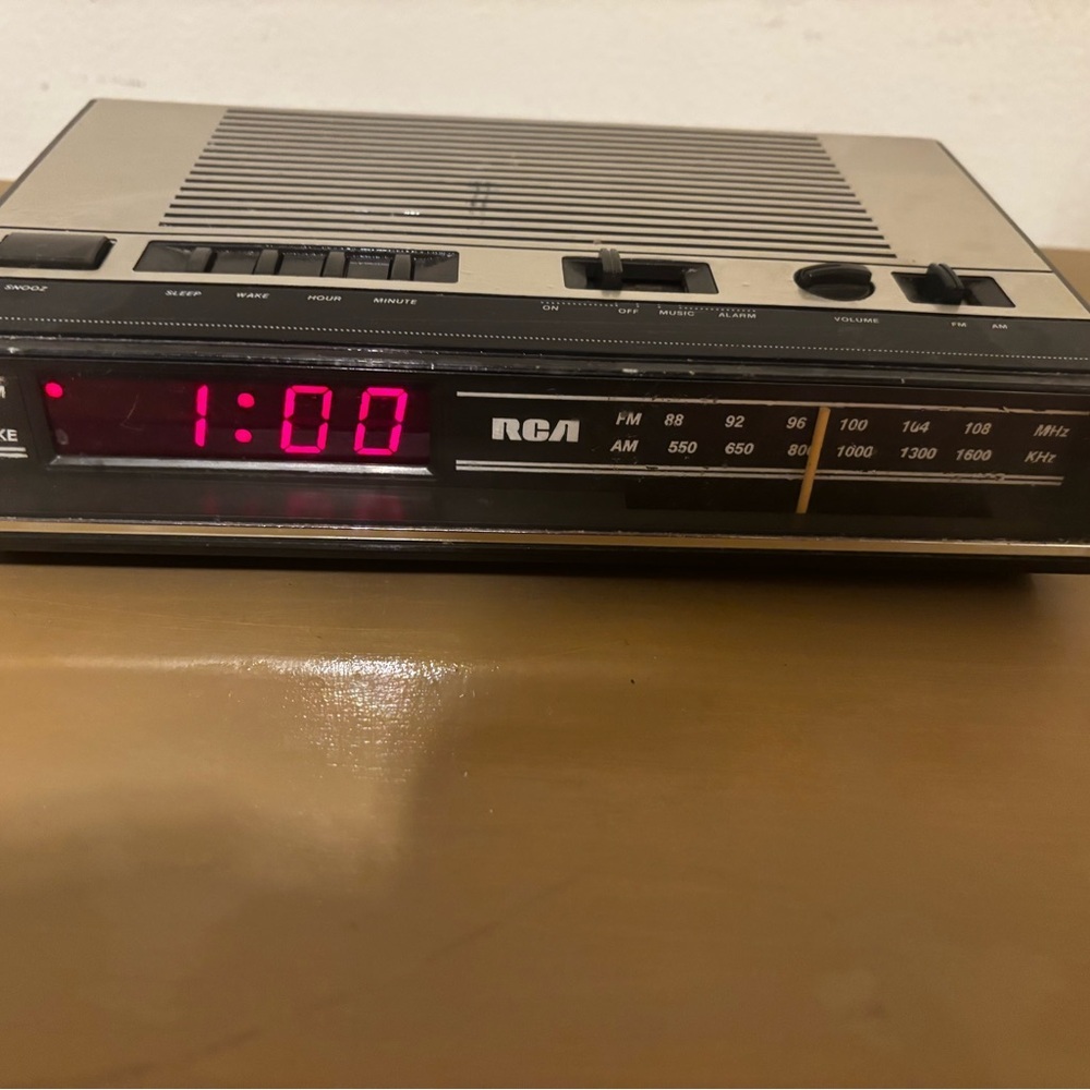RCA Black and Silver AM/FM Clock Radio